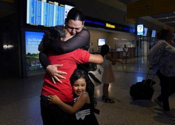 ¡Impactante! Mujer inmigrante en EE.UU. ve por TV a su pequeña pasando la frontera