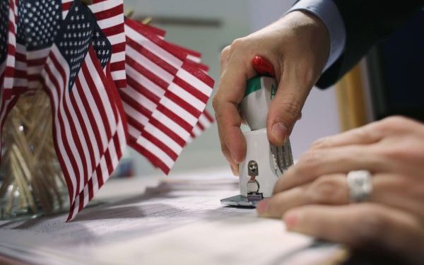 USCIS flexibiliza entrega de pruebas adicionales para «green card» y ciudadanía