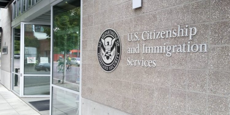 USCIS flexibiliza entrega de pruebas adicionales para «green card» y ciudadanía