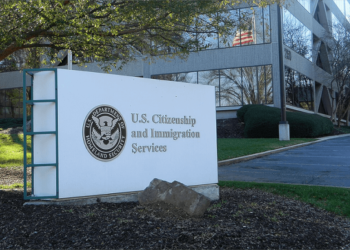 USCIS flexibiliza entrega de pruebas adicionales para «green card» y ciudadanía