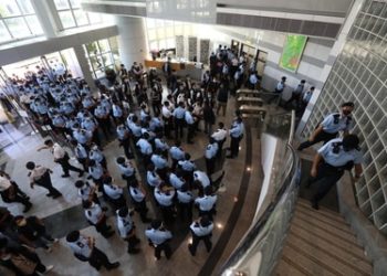 China detuvo a periodistas de diario en Hong Kong. EEUU protesta