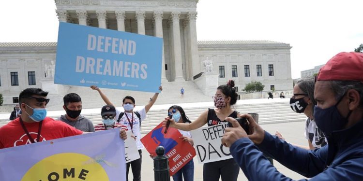 Harris aboga en el Senado por ley de ciudadanía a «dreamers»