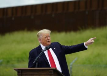 Trump y gobernador de Texas visitan frontera con México, seguirá la construcción del muro