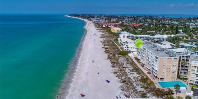 Evacúan por grietas otro edificio en una playa de Florida