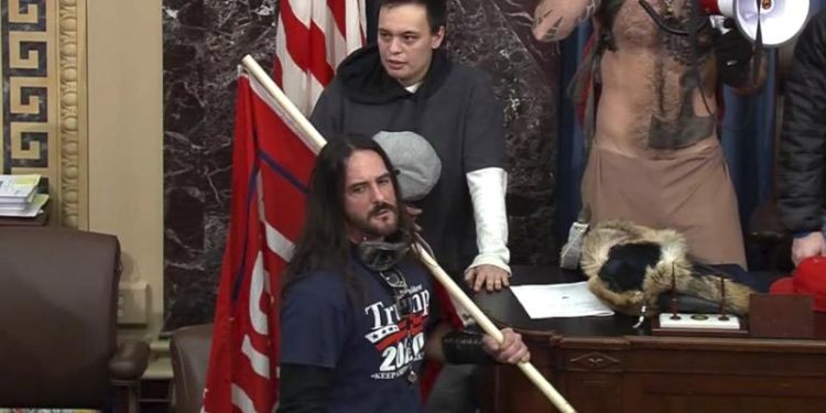 Partidario de Trump sentenciado a 8 meses de prisión tras irrumpir en el Capitolio