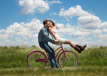 ¿Qué es el virus del beso y por qué podría alargar el Covid-19?