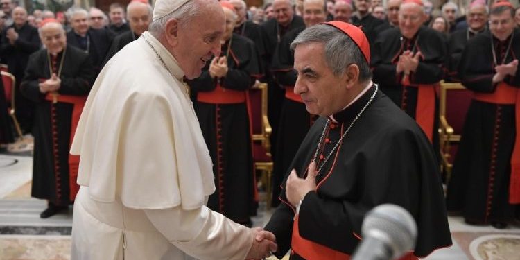 Papa Francisco y cardenal Angelo Becciu Vaticano