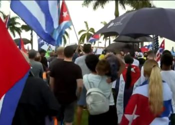 Poco poder de convocatoria tuvo Rudy Giuliani en Miami en protesta por Cuba