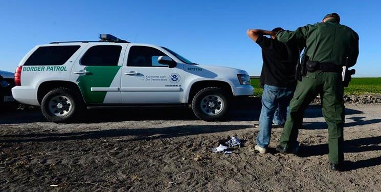 Patrulla fronteriza de EEUU detiene a los inmigrantes armados