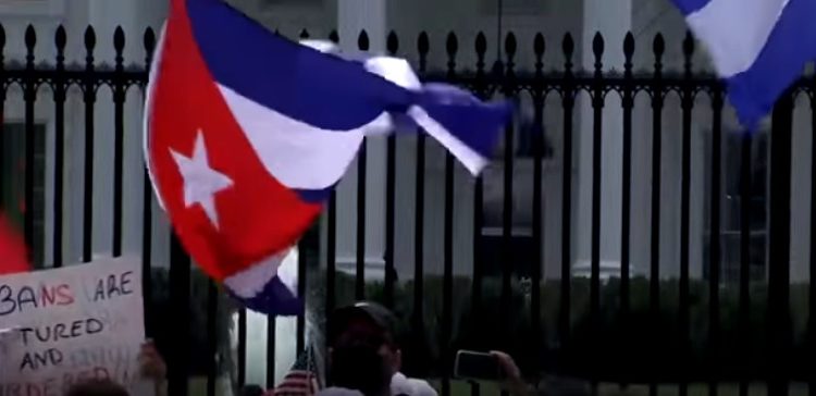 Cubanos protestaron contra la dictadura castrista frente a la Casa Blanca