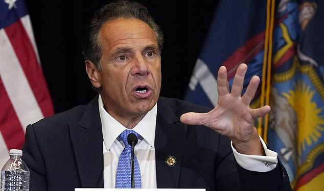 Escándalos sexuales le pasan factura: Renuncia el Gobernador Andrew Cuomo