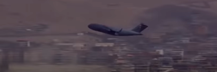 Con el último avión que sale de Afganistán, EEUU termina la guerra más larga de su historia