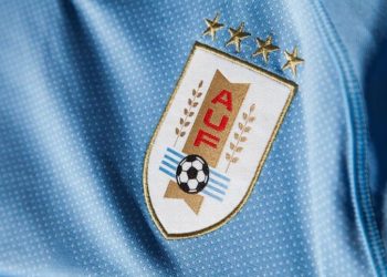 FIFA pide a Uruguay que quite estrellas de su uniforme y genera gran polémica