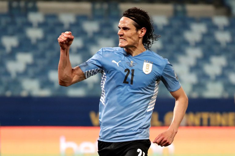FIFA le exige a Uruguay retirar de su escudo las dos estrellas de