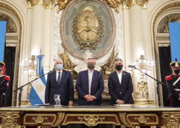 Argentina: renuevan gabinete un mes antes de elecciones primarias