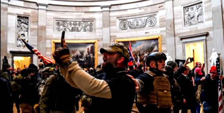 Policías demandan a Donald Trump y grupos de ultraderecha por asalto al Congreso