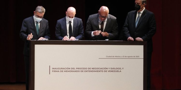 El diálogo régimen-oposición de Venezuela, con mediación noruega, se aplaza hasta el 3 de septiembre