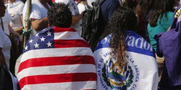 Migrantes de El Salvador aún cifran esperanzas en ayuda de EEUU
