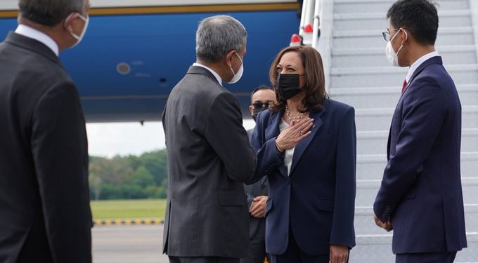 Harris en Singapur: EEUU debe enfocarse en evacuar a afganos