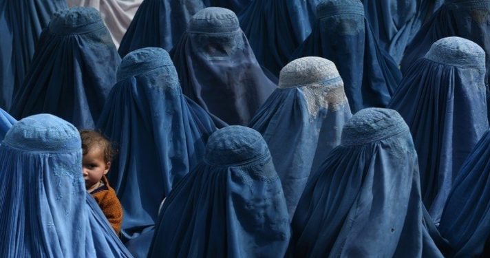 ¿Qué le espera a las mujeres en Afganistán bajo los talibanes?