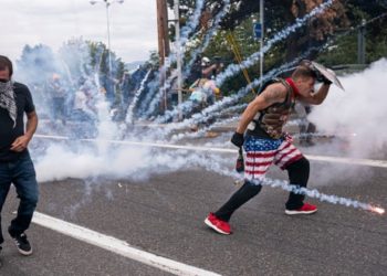 Violentos disturbios en Portland por enfrentamientos entre simpatizantes de Antifa y Proud Boys