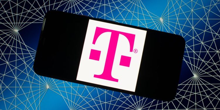 El hackeo de T-Mobile extrajo información de 100 millones de clientes