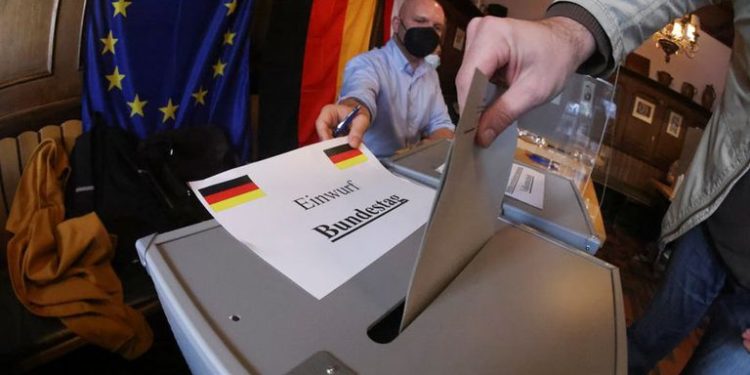 Alemania: Primeros resultados dan ligera ventaja a socialdemócratas sobre conservadores de Merkel