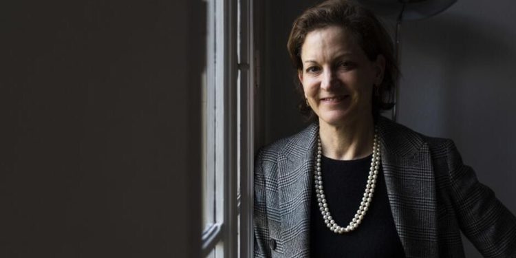 Anne Applebaum: La retórica populista de Venezuela es la misma que se puede escuchar en Turquía, Rusia o Hungría