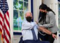 Biden recibió la tercera dosis de la vacuna en vivo y directo por TV (Video)
