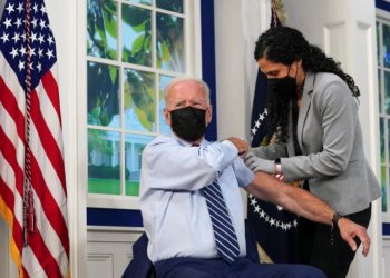 Biden recibió la tercera dosis de la vacuna en vivo y directo por TV (Video)