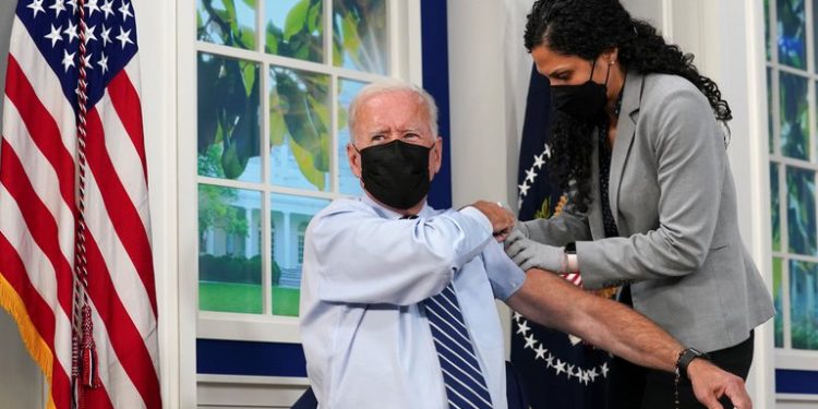 Biden recibió la tercera dosis de la vacuna en vivo y directo por TV (Video)