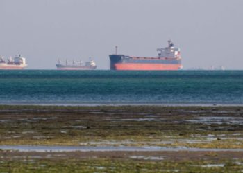 Es la segunda vez: Barco atascado bloqueó tráfico por el Canal de Suez