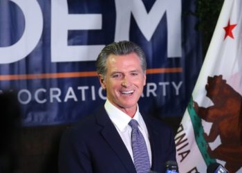 Newson ganó en California con el voto latino de última hora, pero advirtió que el trumpismo no ha muerto