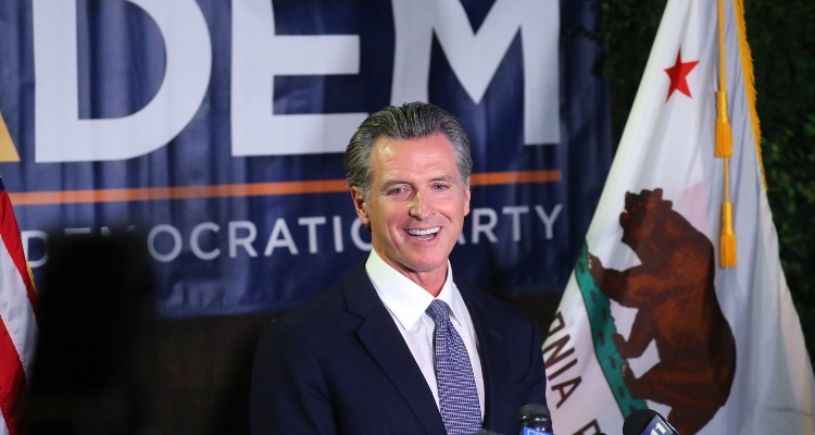 Newson ganó en California con el voto latino de última hora, pero advirtió que el trumpismo no ha muerto