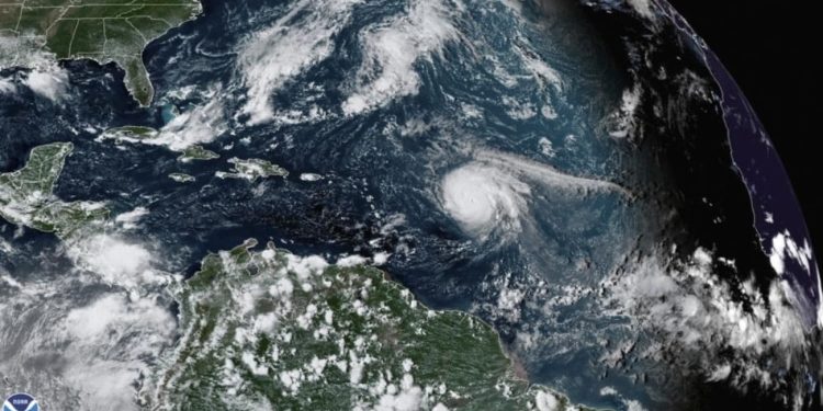 Huracán Sam se fortalece en aguas abiertas