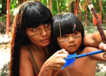 Mujeres indígenas brasileñas manifiestan para reivindicar derechos ancestrales