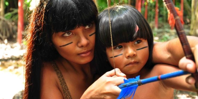Mujeres indígenas brasileñas manifiestan para reivindicar derechos ancestrales