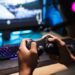 Venezolanos apelan a juegos en línea para sobrevivir
