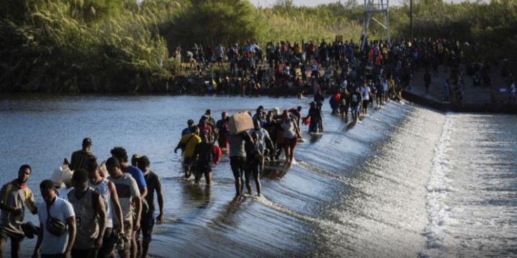 Promete repercusiones para agentes: Biden condena maltrato a migrantes
