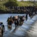 Promete repercusiones para agentes: Biden condena maltrato a migrantes