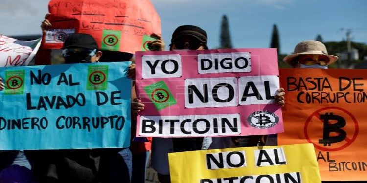 Bukele enfrenta su primera protesta masiva contra su autoritarismo