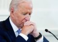 Contratiempos en casa y el exterior hacen caer la popularidad de Biden