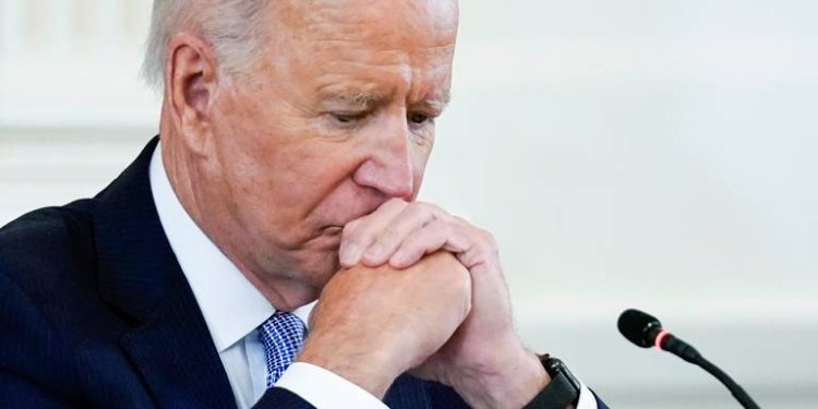 Contratiempos en casa y el exterior hacen caer la popularidad de Biden