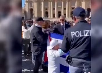 Policía del Vaticano confiscó banderas de Cuba mientras el Papa daba misa