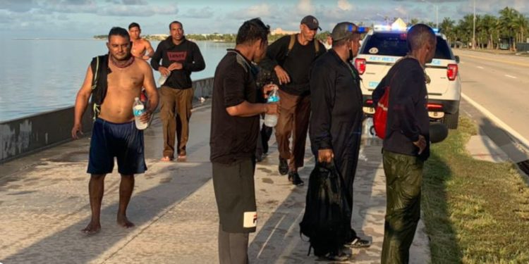 Sin «pies mojados», cubanos siguen escapando de la isla a Florida como puedan