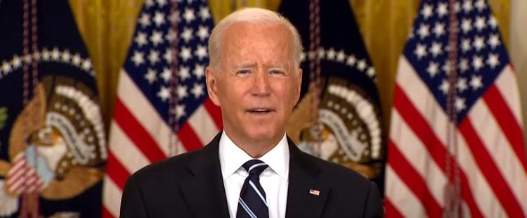 Biden pide que se investiguen presuntas conductas ilegales con precio de la gasolina