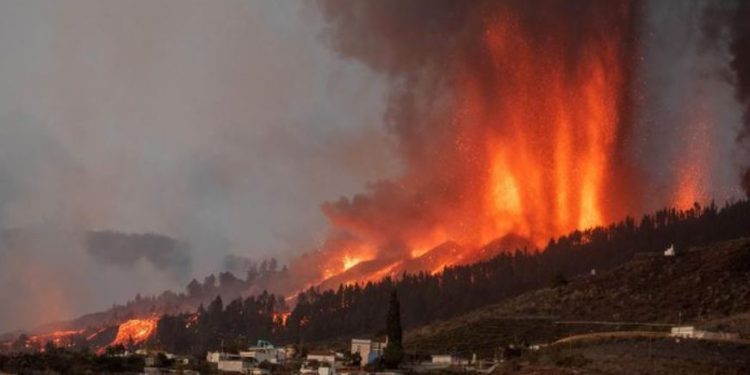 Volcán de La Palma sigue su voraz erupción
