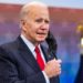 Biden se molesta cuando le pregunta un periodista cómo hará para que el gobierno no cierre