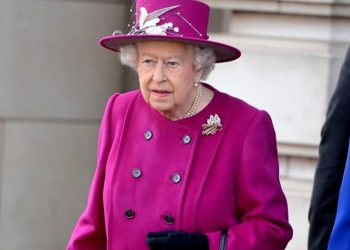 Reina Isabel II cancela viaje de Navidad ante auge de ómicron