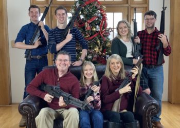 Fuertes críticas a congresista que publicó foto de toda su familia armada días después del tiroteo de Michigan